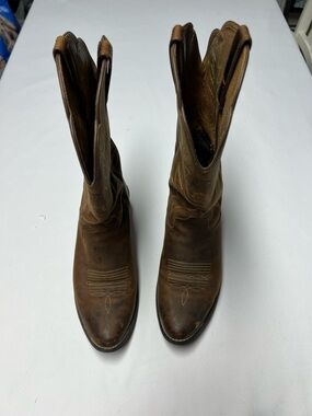 Ariat Women's Heritage R Toe Western Boots in distressed brown 8.5C